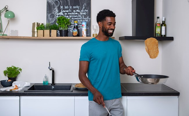 Tips man keuken houd pan vast 