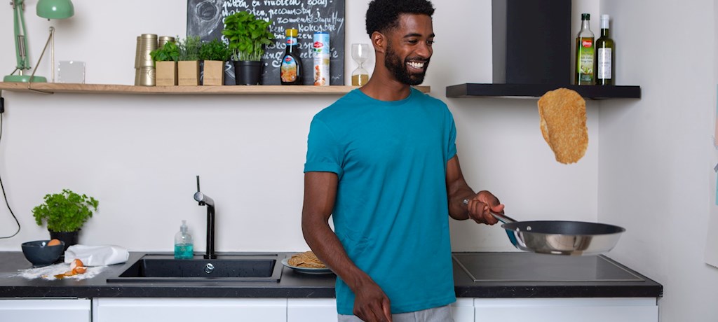 Tips man keuken houd pan vast 